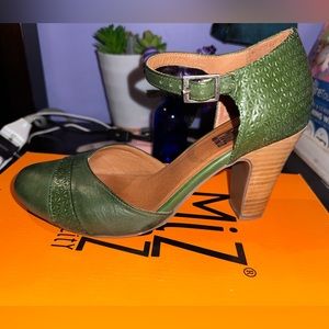 Brand new shoes. Only wore them once. Comfy and gorgeous